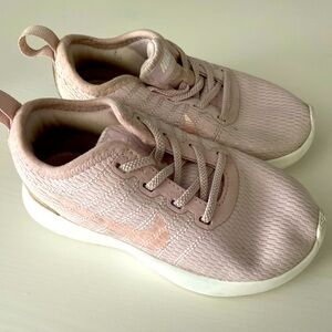 Cute knit pink Nike runners - 8C
